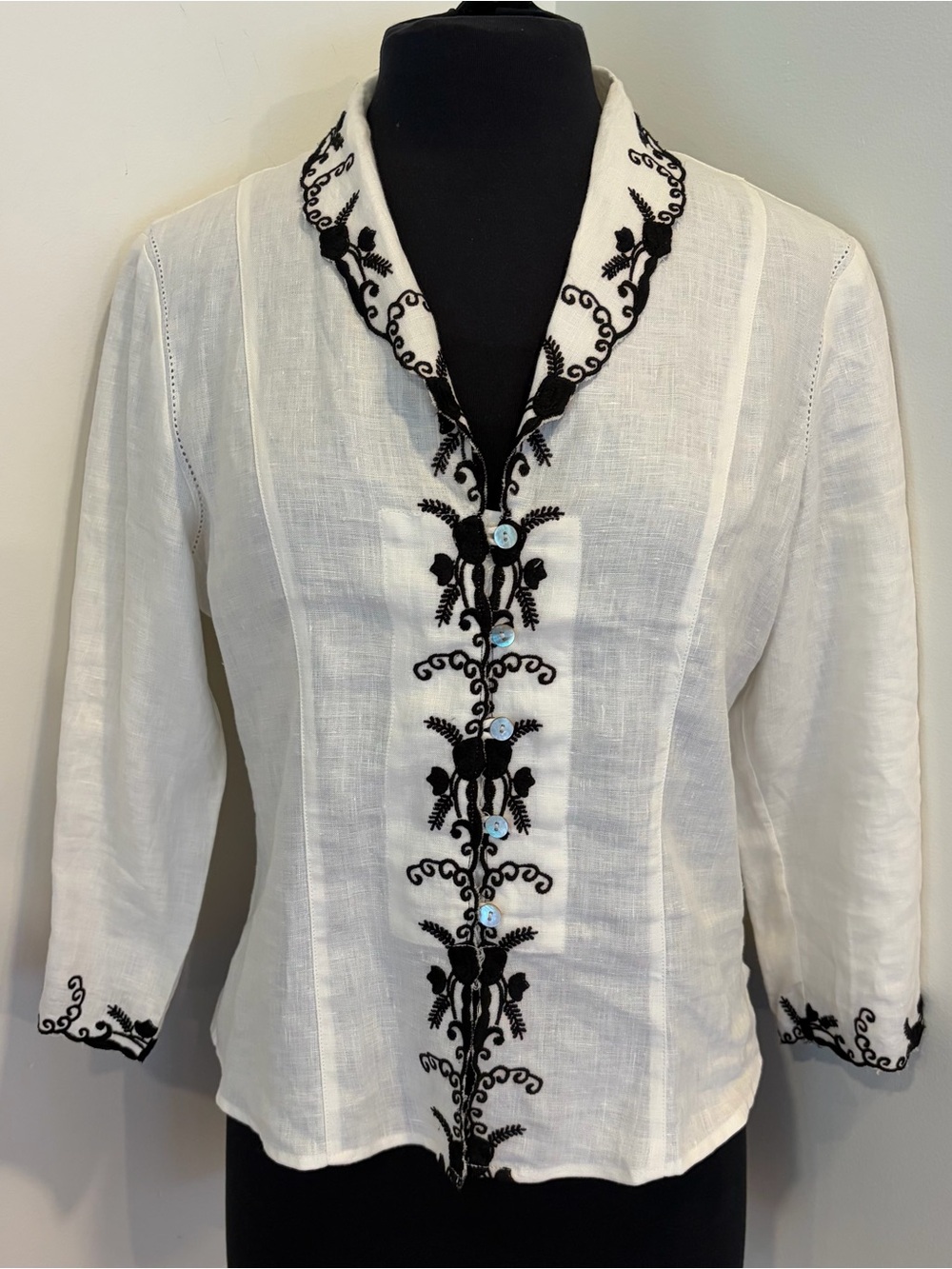 Edward Women’s 100% Irish Linen Blouse Medium Ivory Embroidered Shell Buttons